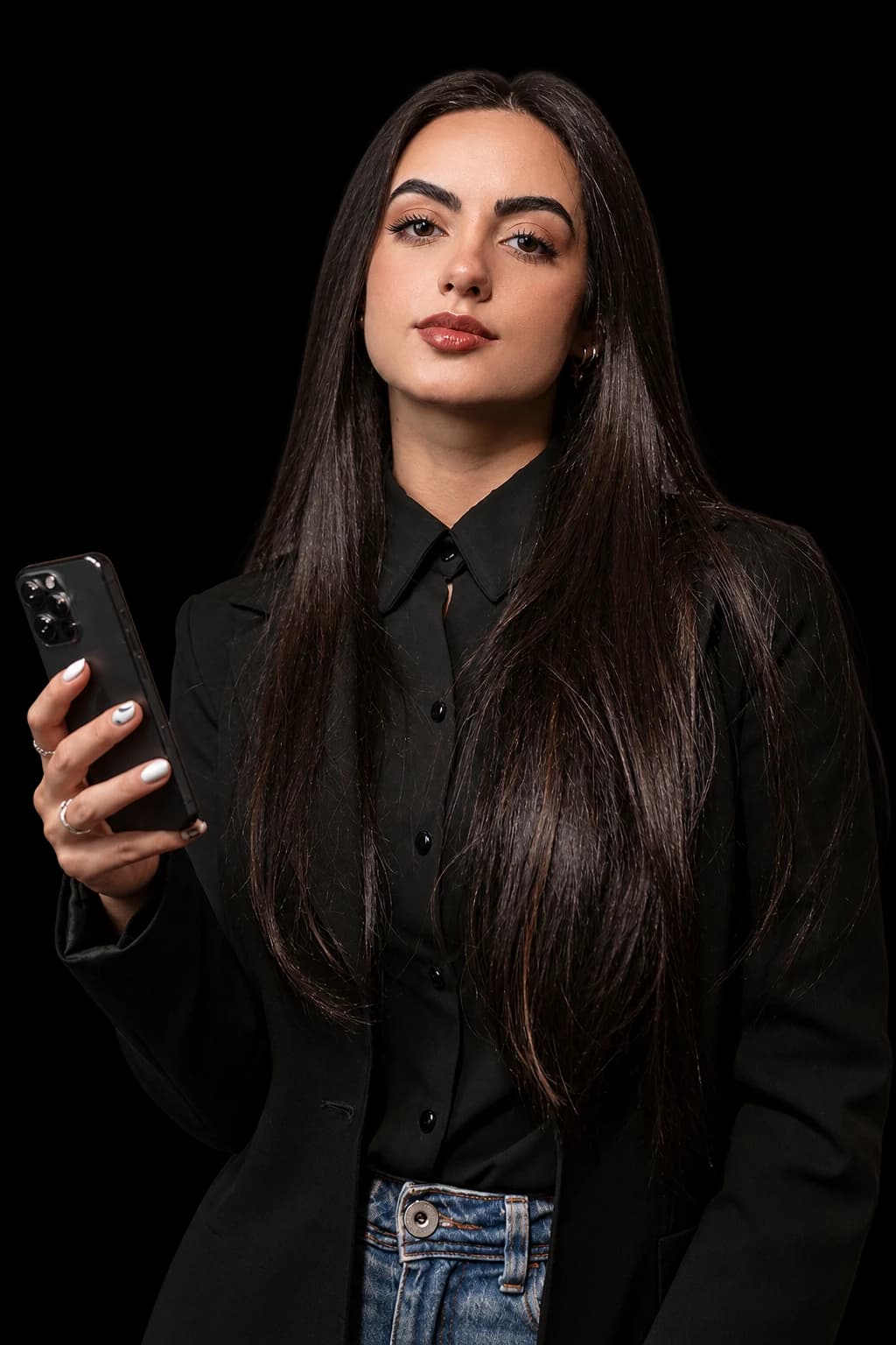 Eine Frau mit Smartphone, bereit für den nächsten Teil ihres Tages.