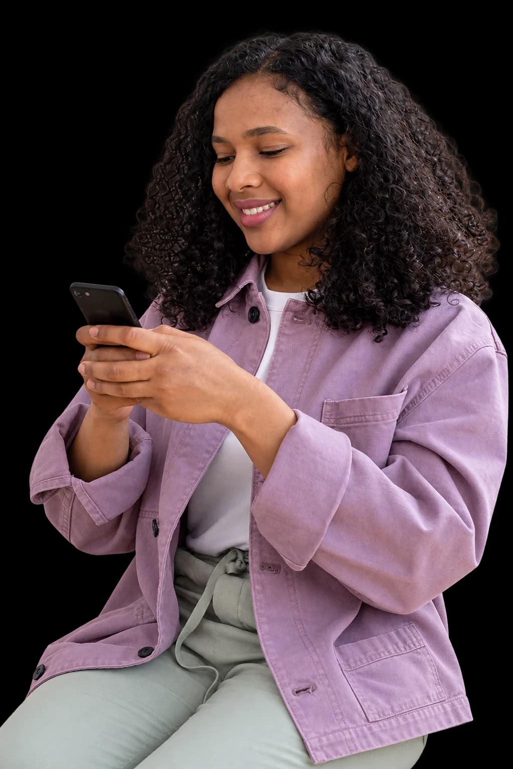 Eine Frau schaut entspannt auf ihr Smartphone.